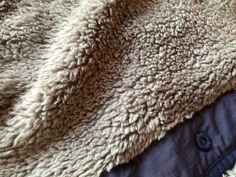 ワークマンの「ストレッチフリース ノーカラーベスト」は、ふんわり生地感