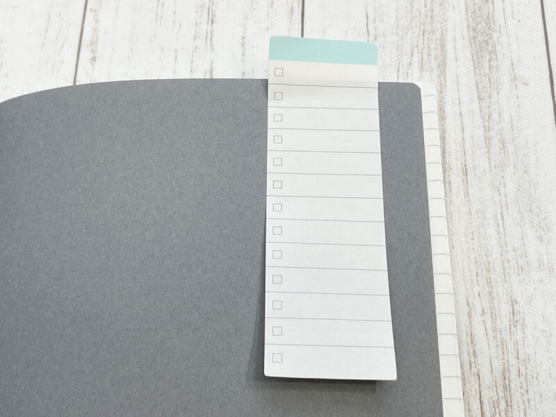 先端に色がついている付箋なので、インデックスとしても使える