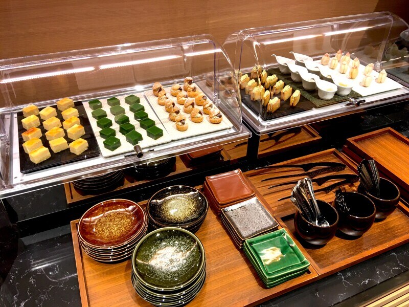 ラウンジのプチケーキ