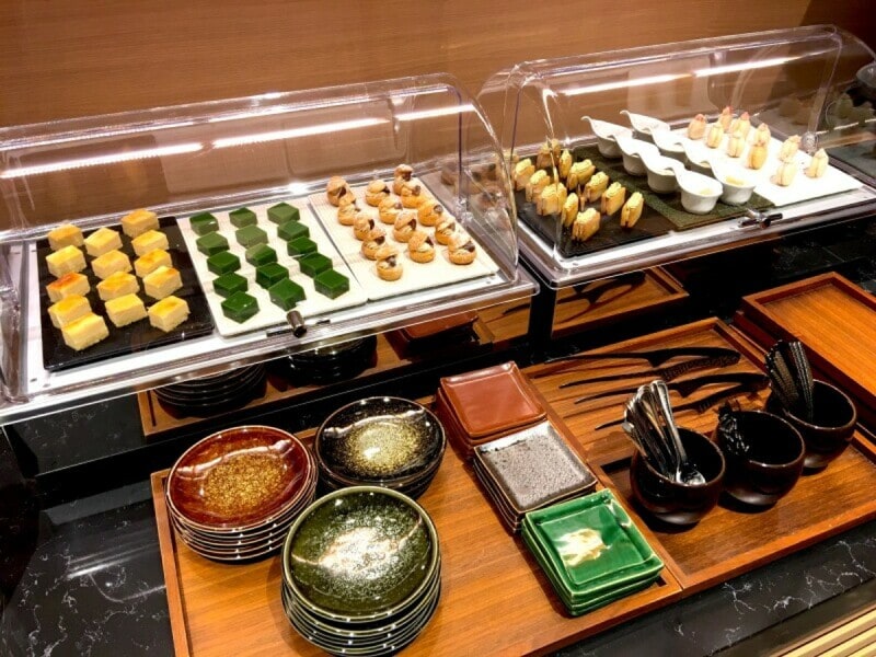 ラウンジのプチケーキ