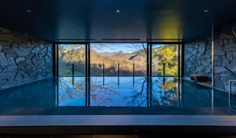 まるで絵画のように風景が切り取られる大浴場