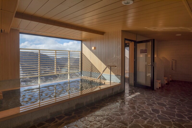 山並みを見下ろす天空温泉