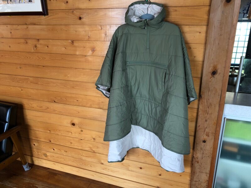 ワークマンの「レディースディアテックウォームブランケットポンチョ」