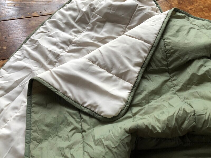 ワークマンの「レディースディアテックウォームブランケットポンチョ」のグリーンの裏地はクリーム色