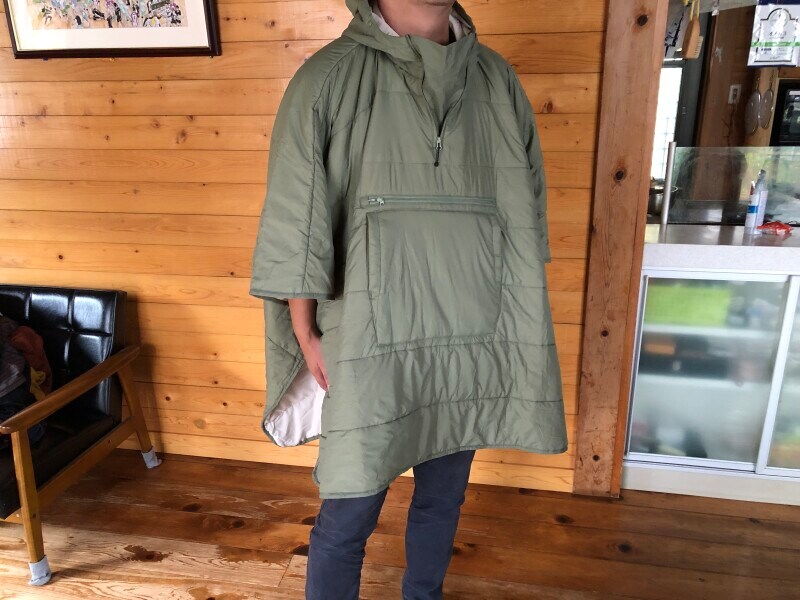 ワークマンの「レディースディアテックウォームブランケットポンチョ」を身長176cmの男性が着用