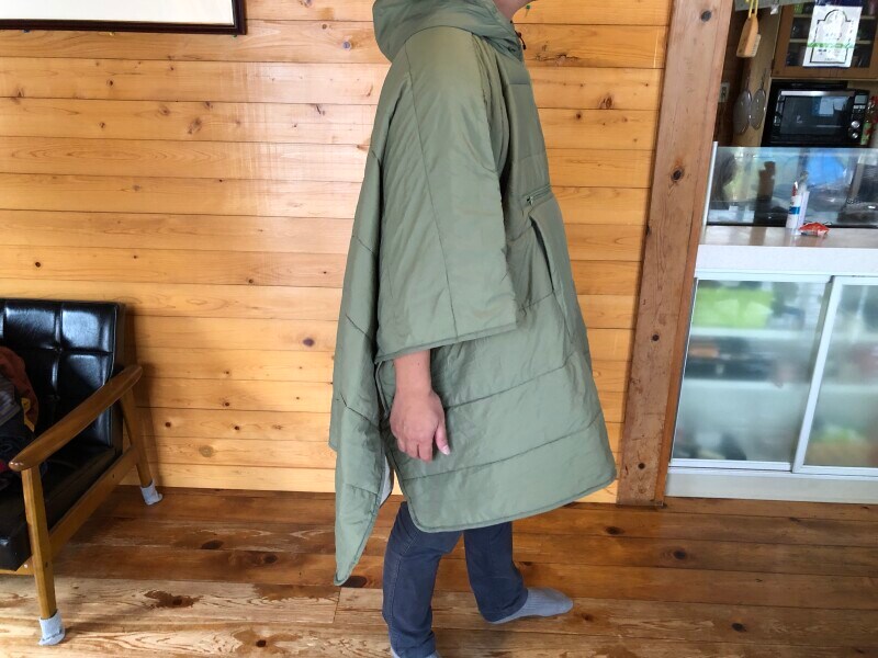 ワークマンの「レディースディアテックウォームブランケットポンチョ」を身長176cmの男性が着用。お尻も隠れる