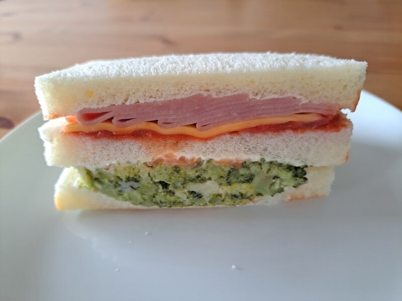 タリーズコーヒーの「ハムチーズ＆野菜サラダサンド」