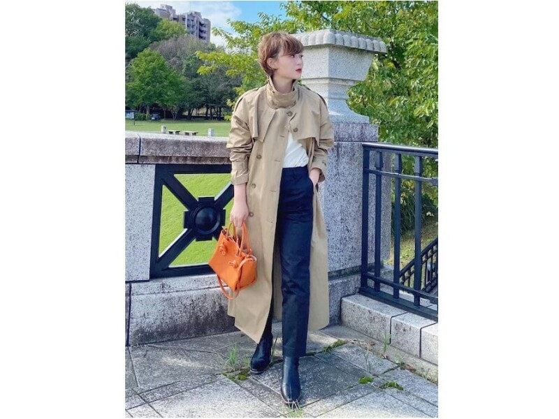 首元がアレンジできるトレンチアウターは着まわせてコスパ抜群 出典:WEAR