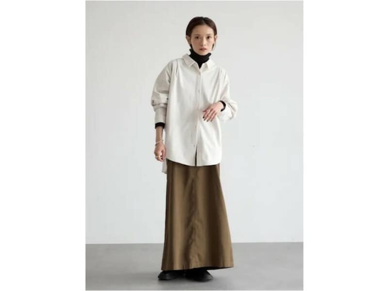 タートルニットの上にゆったりサイズのシャツを合わせて 出典:WEAR