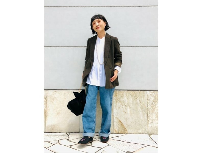 きれいめにもカジュアルにも着られるプチプラブラウスは重宝間違いなし 出典:StyleHint