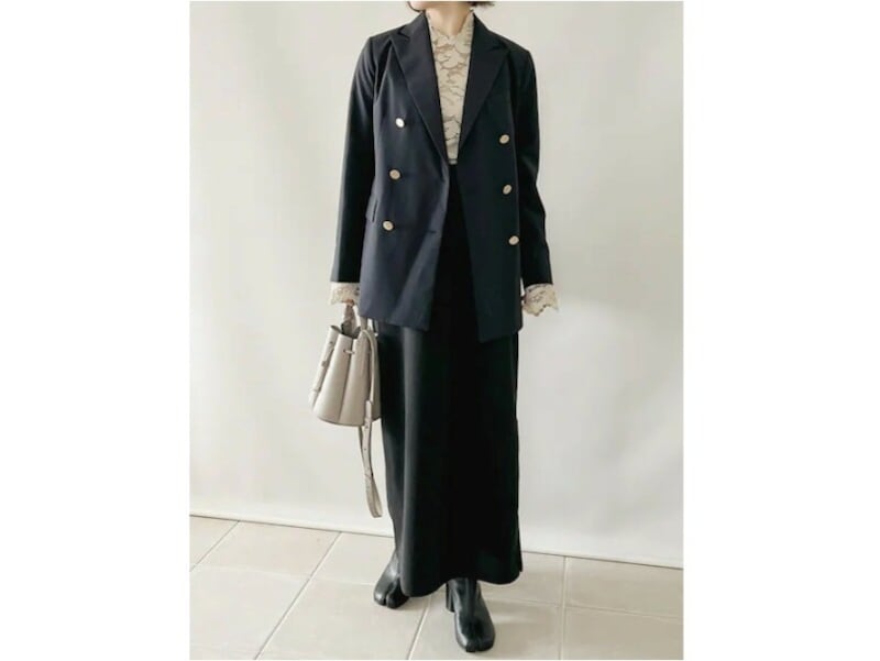 【OKコーデ】細めのロングスカートを合わせて旬のバランスに　出典：WEAR