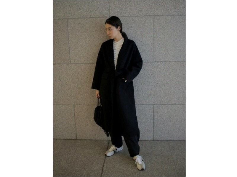 【OKコーデ】髪色に馴染むカラーの細いカチューシャは大人の女性も取り入れやすく一押し 出典:WEAR