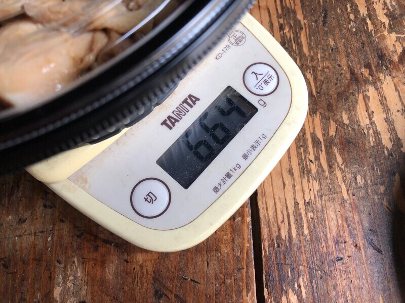 「スタミナ超特盛丼」は664g（容器込み）