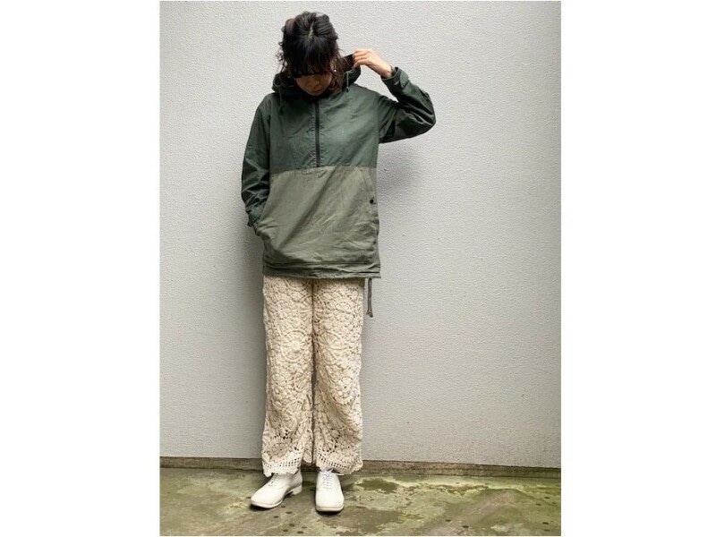 オリーブ系のグリーンのカラーブロックがおしゃれなアウターをポイントに　出典：WEAR