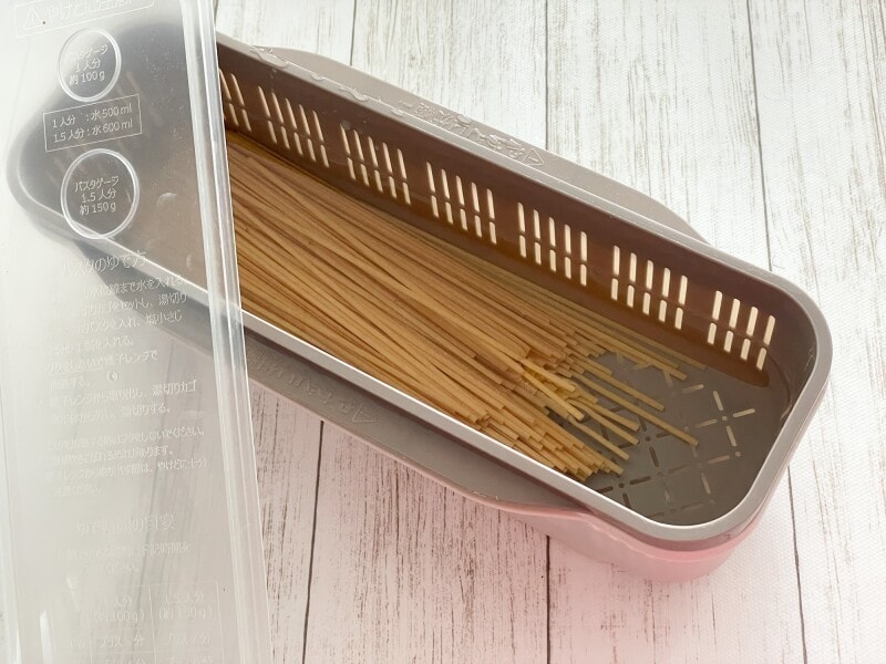 麺を茹でるための電子レンジ調理器具