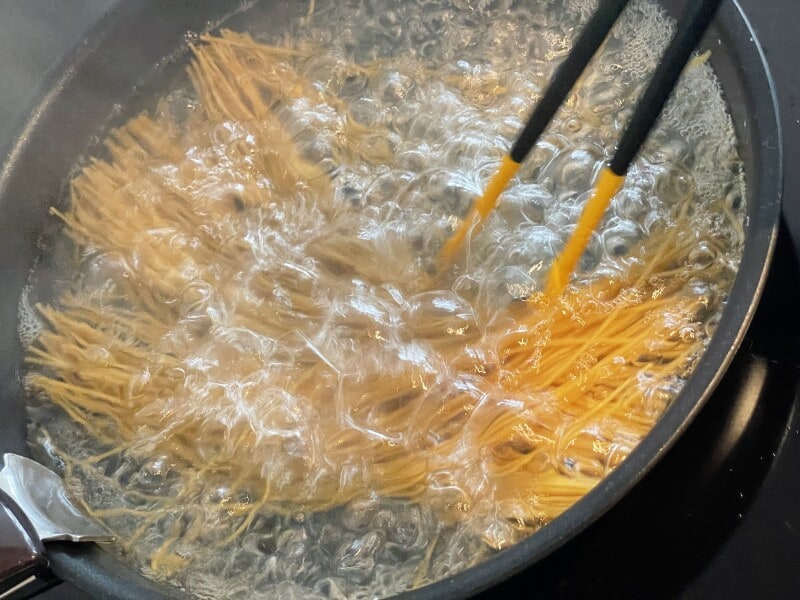 フライパンでスパゲティを茹でる