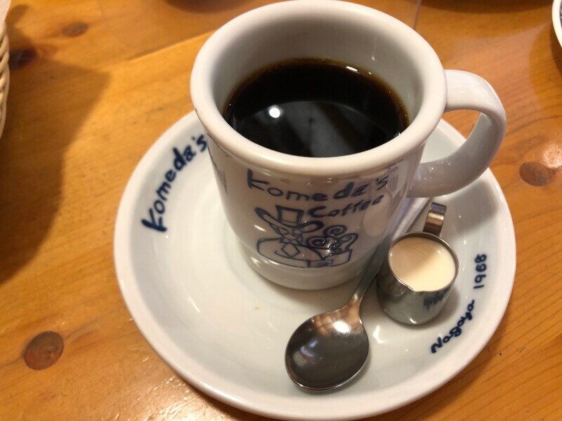 ドリンクを注文するとパンやトッピングなどを無料でつけることができる