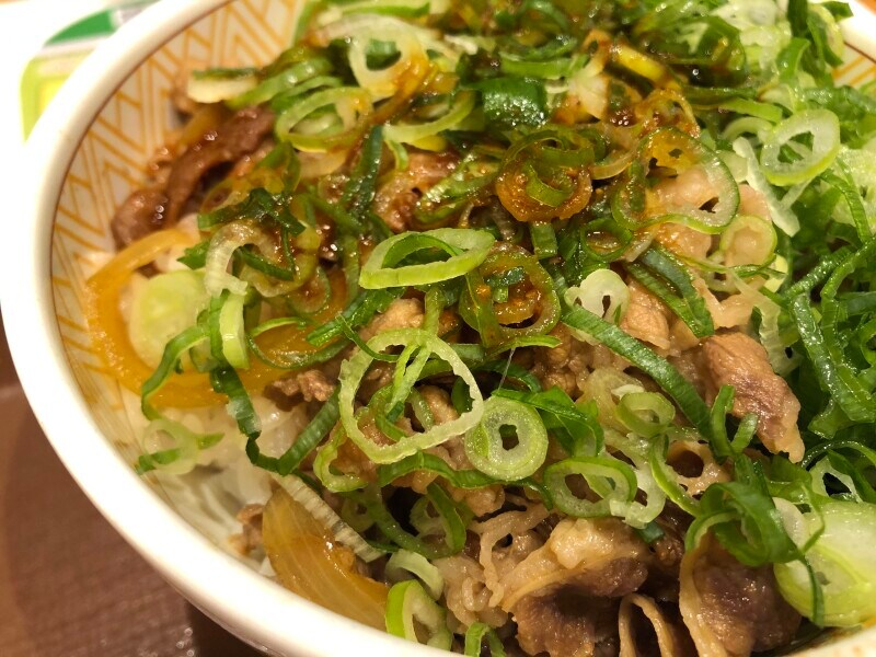 すき家の「ねぎ玉牛丼」は青ねぎがたっぷり