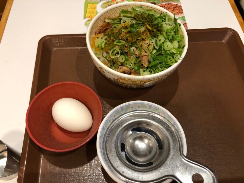 すき家の「ねぎ玉牛丼」に生卵をかけて食べる