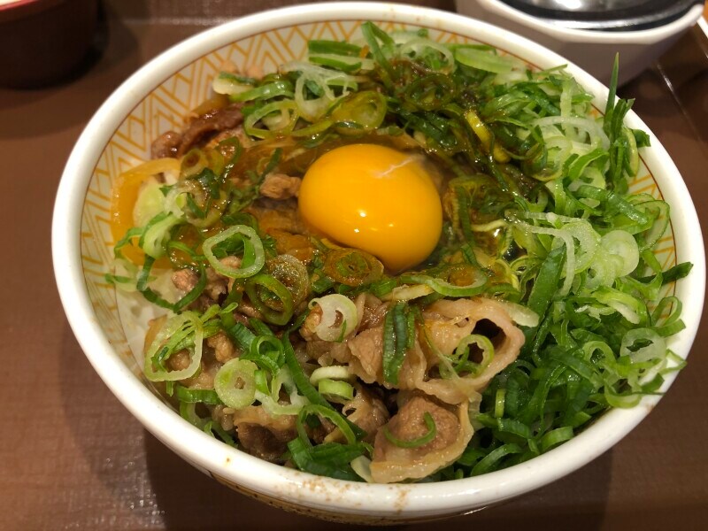 すき家の「ねぎ玉牛丼」に生卵を乗せる