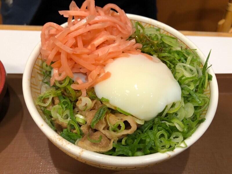 すき家の「ねぎ玉牛丼」に紅生姜も乗せる