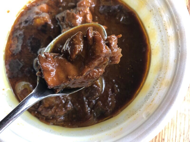 松屋の「ごろごろ煮込みチキンカレー」のチキンは大きめ