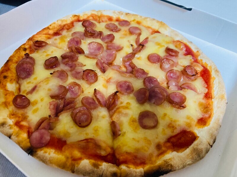 ソーセージがたくさんトッピング