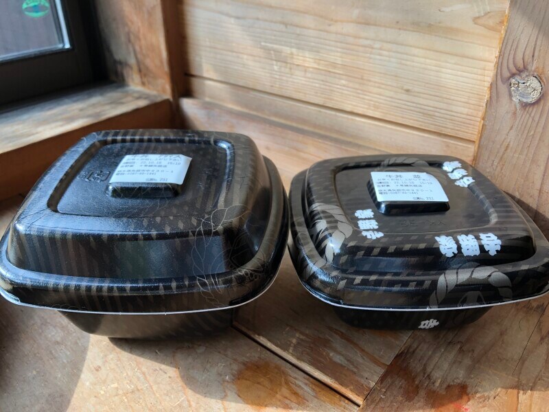 左が「アタマの大盛」、右が「牛丼並盛」