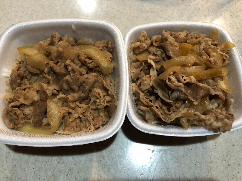 「アタマの大盛」（左）と「牛丼並盛+肉だく」（右）