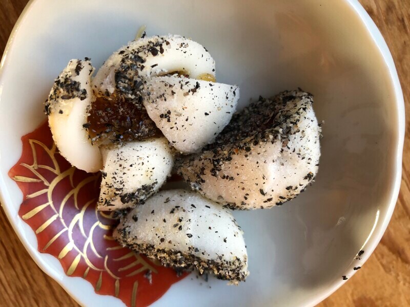 業務スーパーの「みたらしもちっこ」のごま和え