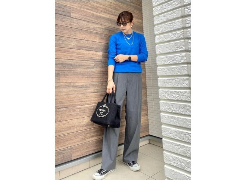 カラーニット&ユニクロパンツにティファニーのネックレスを合わせたコーデ 出典:WEAR