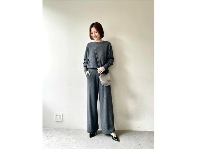 確実に着まわせるグレーのニットを「カシミヤ」にアップデートするのもおすすめ 出典:WEAR