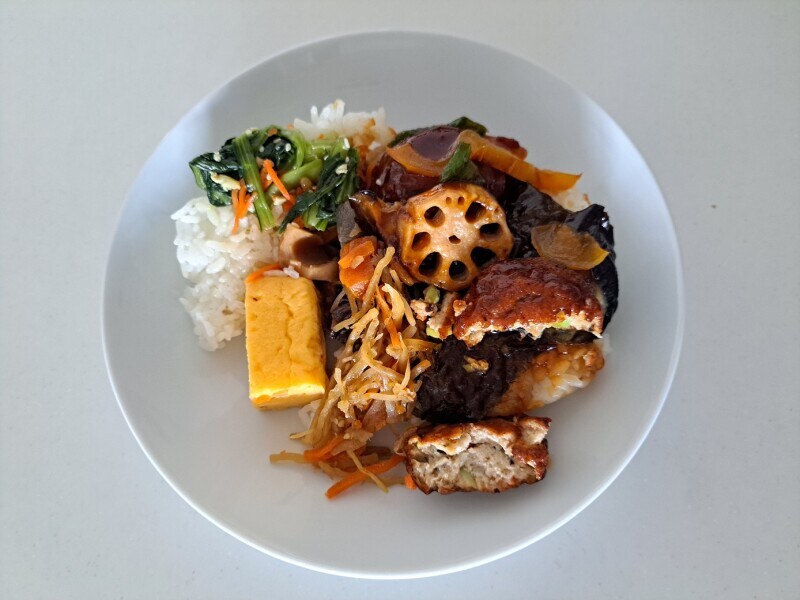 ほっともっとの「彩・豆腐ハンバーグと野菜の照りだれ弁当」