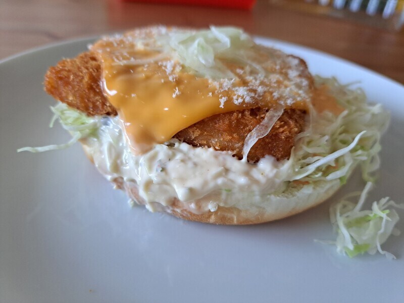 コメダ珈琲の「フィッシュフライバーガー」