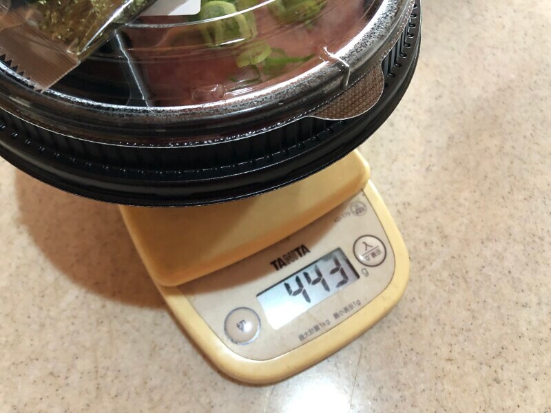 すき家の「まぐろユッケ丼」は容器込みで443g