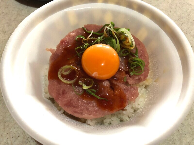 すき家の「まぐろユッケ丼」に卵の黄身を乗せる