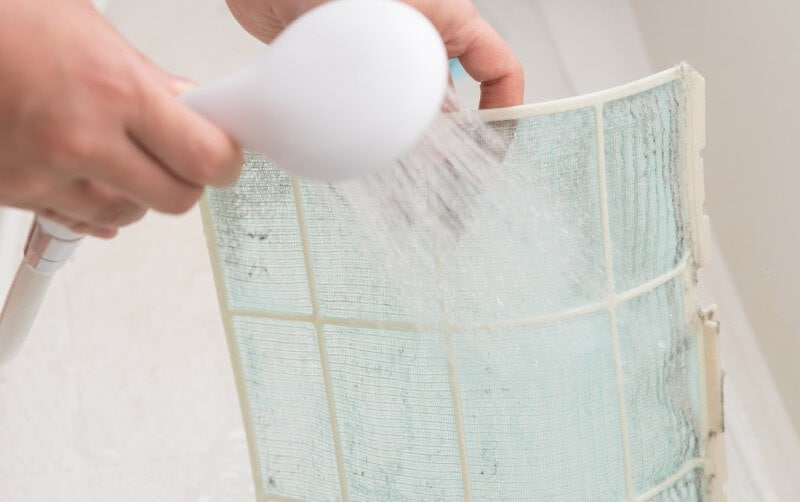 湿った状態のまま、洗ったフィルターを取り付けるのは「NG行動」の1つ