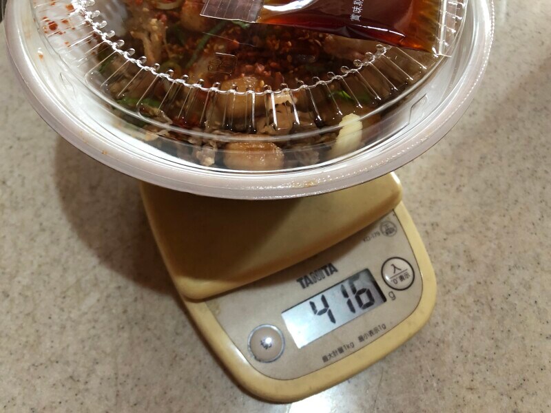 すき家の「にんにくファイヤー牛カルビ丼」（ごはん少なめ）は容器込みで416g