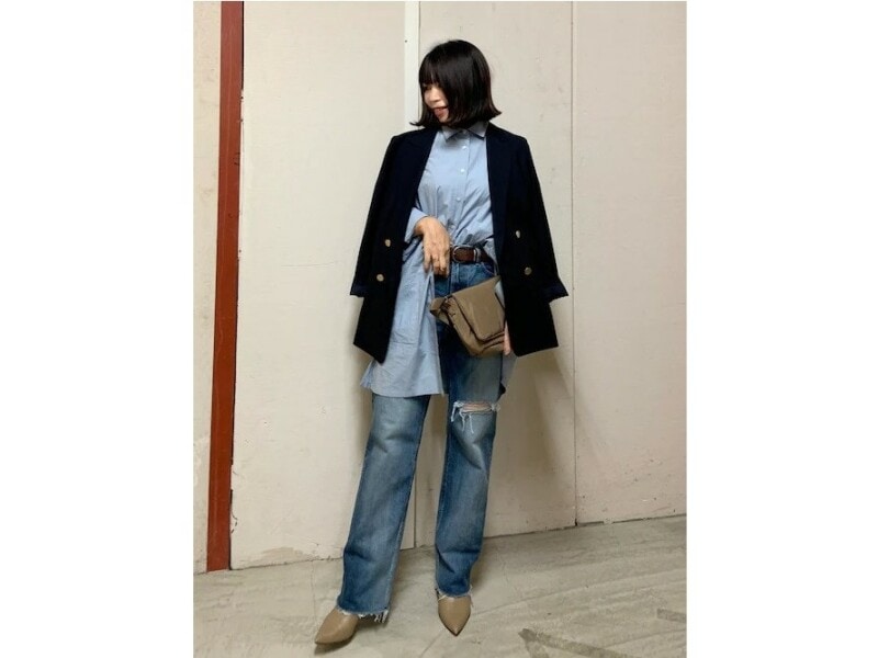 ブルーのシャツ&デニムでカジュアルダウンすると大人の休日にぴったり 出典:WEAR
