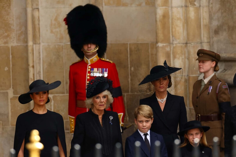 ウェストミンスター寺院で、左からメーガン妃、カミラ王妃、キャサリン妃（写真：ロイター/アフロ）
