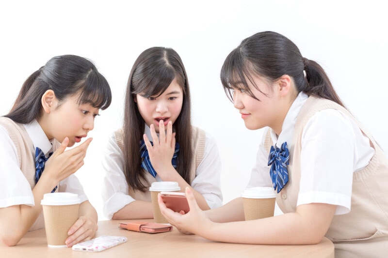 噂話が飛び交う子どもの学年のグループライン