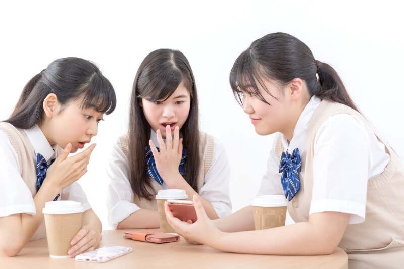 うわさ話が飛び交う子どもの学年のグループチャット