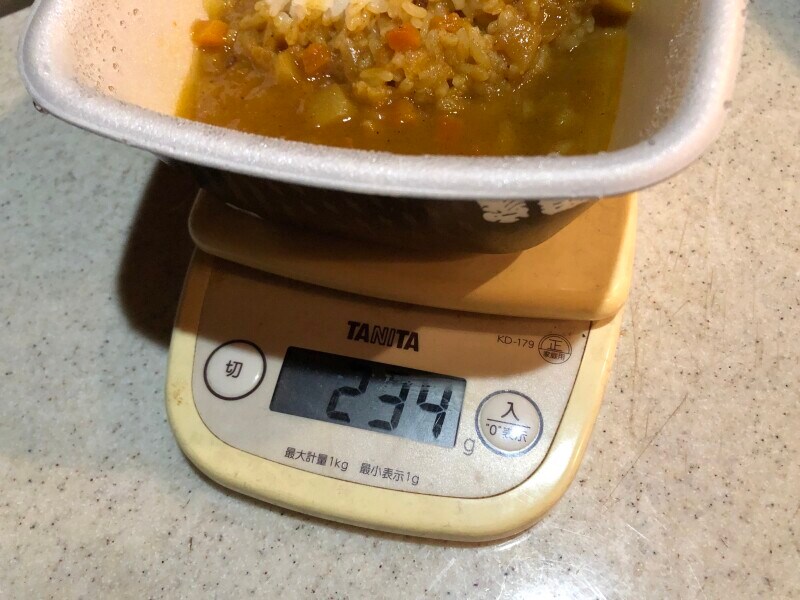 吉野家の「ミニカレーセット」の重さは234g（容器込み）