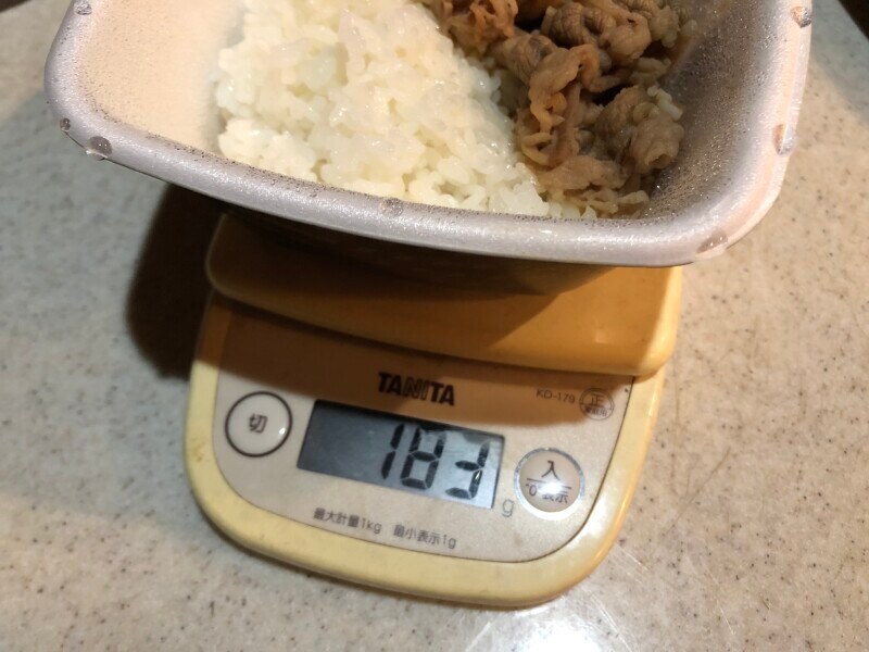 吉野家のキッズメニュー「ミニ牛丼セット」は容器込みで183g