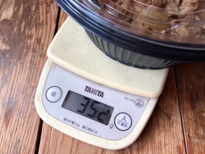 吉野家の「牛皿ファミリーパック」3人前の重さは352g（容器込み）