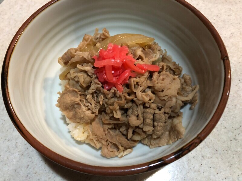 吉野家の「牛皿ファミリーパック」で簡単に牛丼ができる