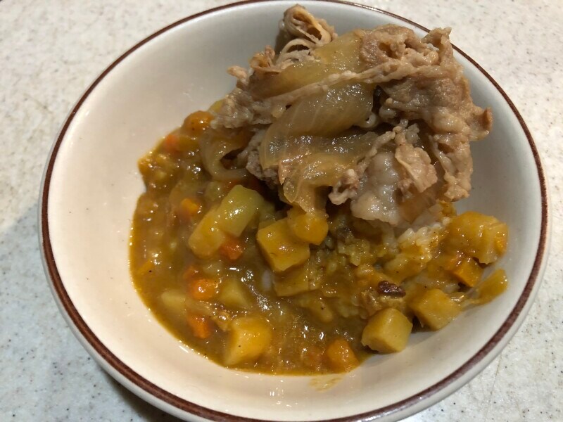 吉野家の「牛皿ファミリーパック」をカレーライスにトッピング