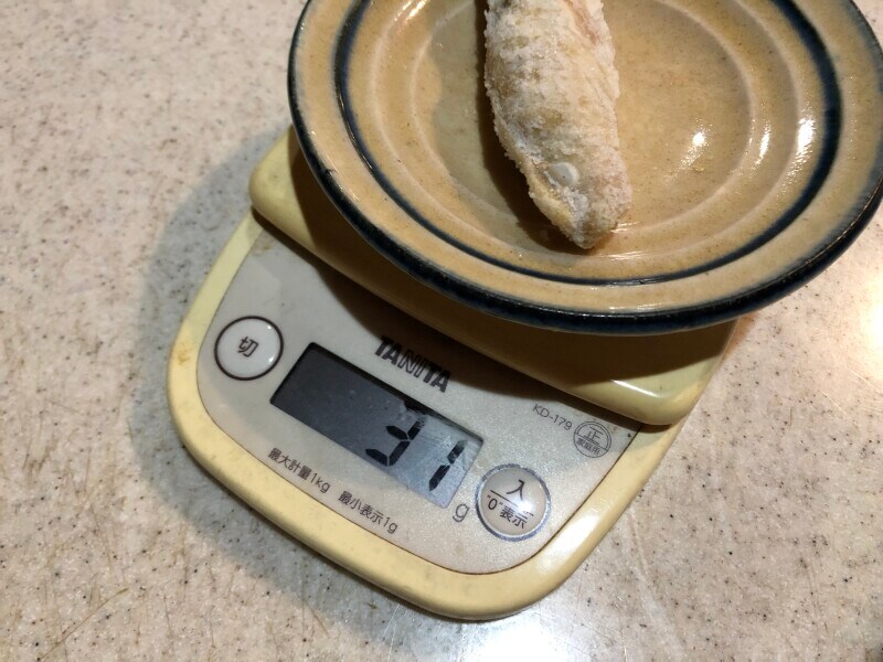業務スーパーの「鶏皮ぎょうざ」1個の重さは31g