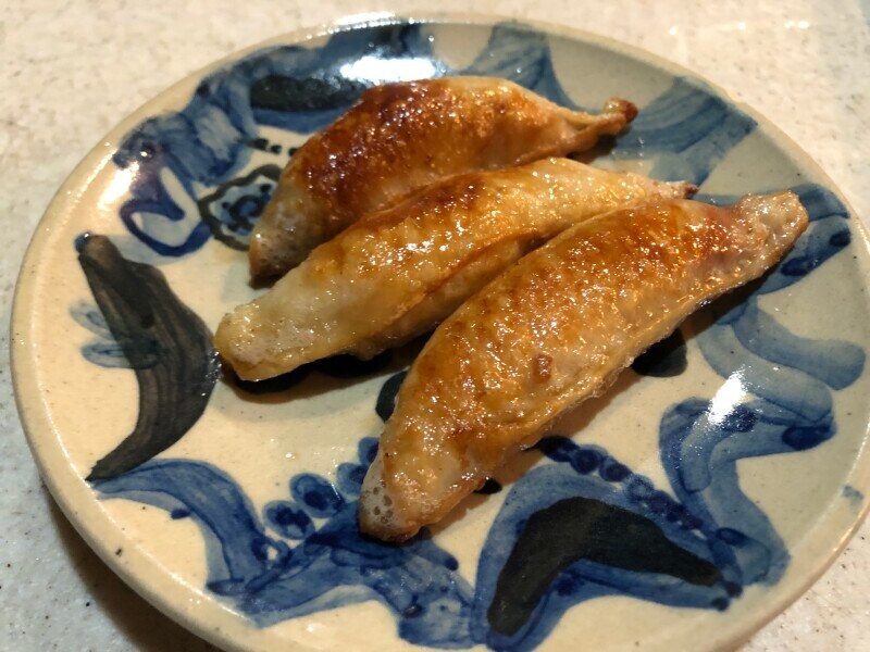 業務スーパーの「鶏皮ぎょうざ」は鶏皮がカリッとして美味しい