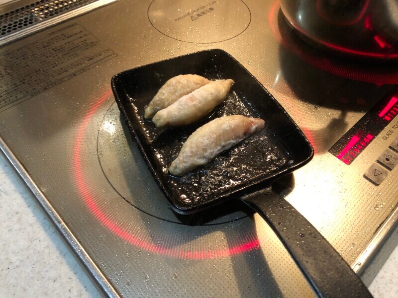 業務スーパーの「鶏皮ぎょうざ」をフライパンで焼く